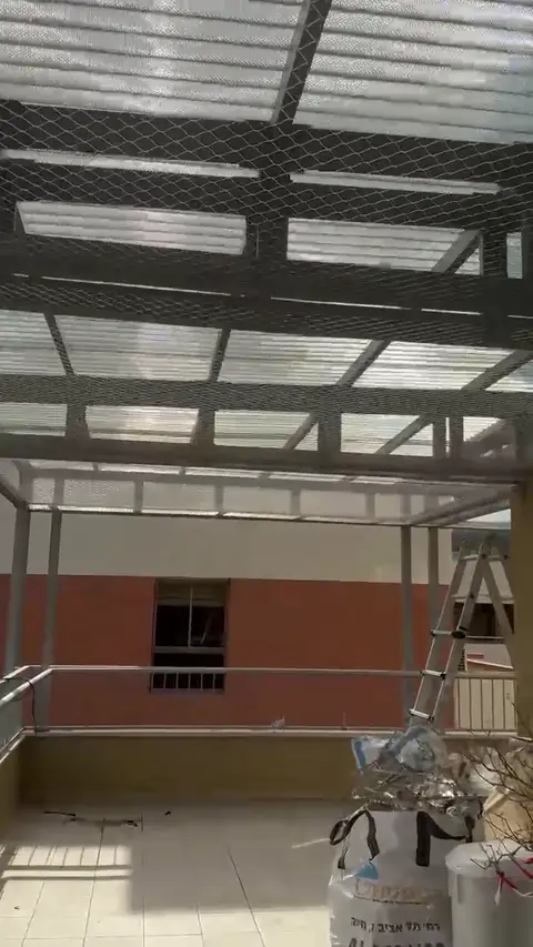 סגירת גגון מבפנים ברשת נגד יונים בבית אבות